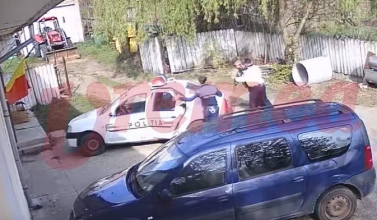 Doi polițiști au fost filmați în timp ce snopesc cu bătaia un bărbat. Imagini revoltătoare