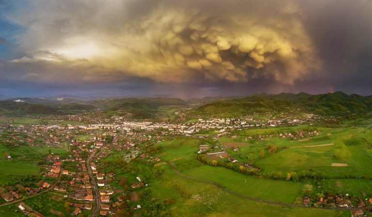 După tornadă, un nou fenomen a îngrozit o comunitate din vestul țării – Norii Mammatus