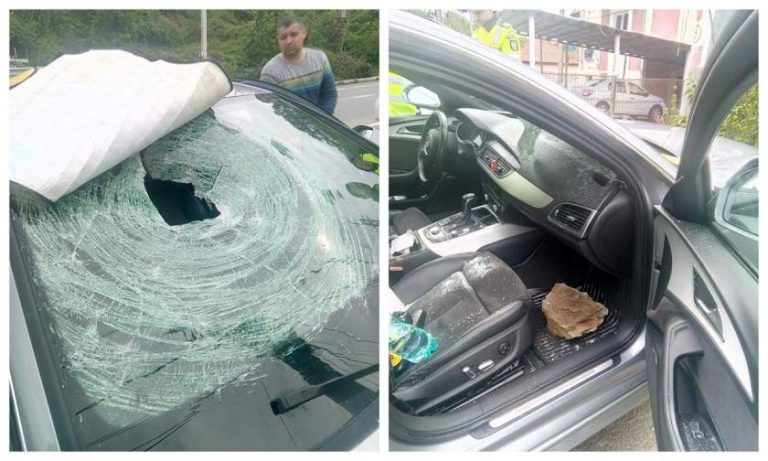 O bucată de stâncă a căzut peste o maşină în care se afla o familie, în Defileul Jiului