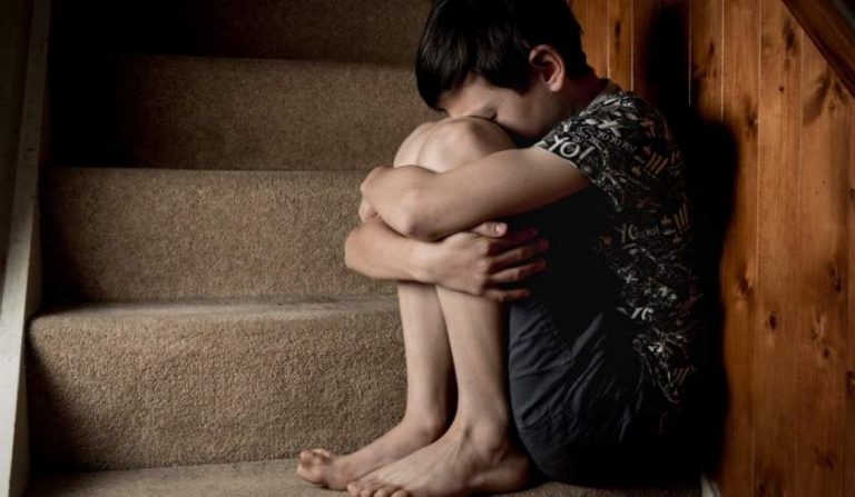 Un băieţel de 12 ani a fost batjocorit de asistenta maternală care-l creştea