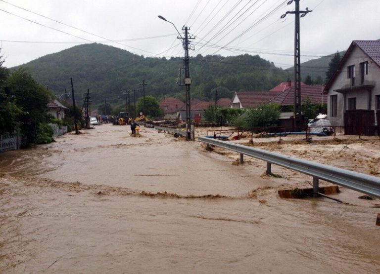 Cod roşu de inundaţii pe râul Caraş, până la ora 14:00. Mai multe curți inundate până acum FOTO-VIDEO