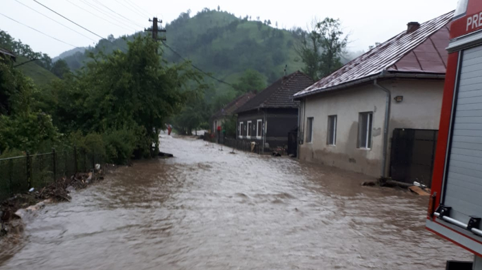 Inundaţii în 28 de localităţi din Caraş-Severin. La ce sumă se ridică pagubele