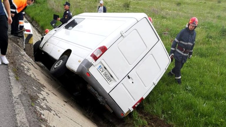 Accident rutier, soldat cu rănirea a patru persoane! Un microbuz a ajuns în şanţ