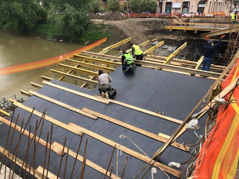 Ploile ar putea amâna finalizarea lucrărilor la podurile Dragalina și Eroilor