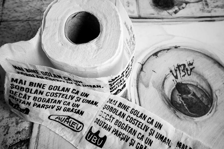 Piesa UBU REGE, pusă în scenă, duminică, în Piața Victoriei