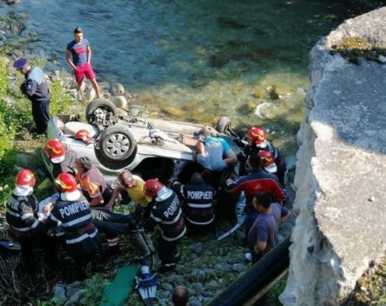 Accident cu urmări grave. O mașină a căzut de pe un pod direct în râu