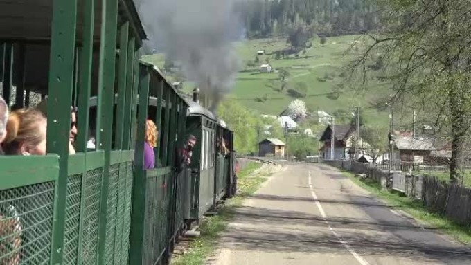 Clipe de coşmar pentru turişti care mergeau cu Mocăniţa. Un localnic băut i-a atacat VIDEO