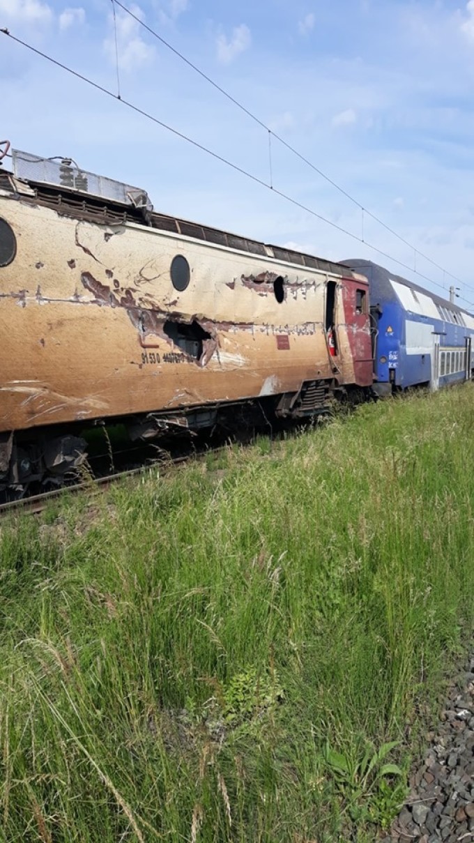 Un tren cu aproximativ 60 de călători a deraiat după ce a lovit un camion