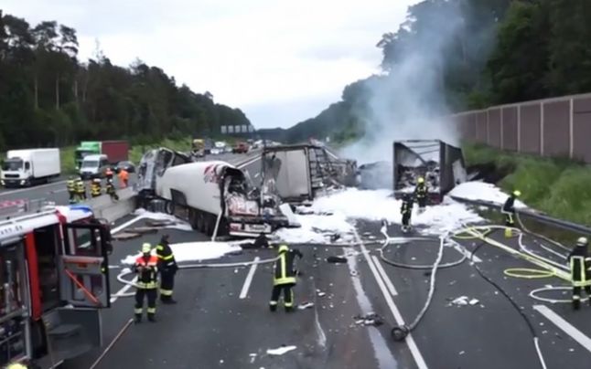 Dezastru provocat de un şofer român pe o autostradă din Germania: pagubele sunt de câteva sute de mii de euro VIDEO