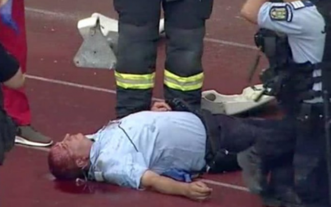 Jandarm căzut la pământ, plin de sânge, în timpul meciului de la Cluj