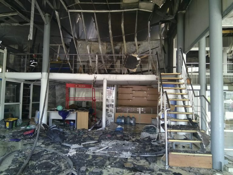 Incendiu la un service auto din Petroșani. O persoană a ajuns la spital FOTO