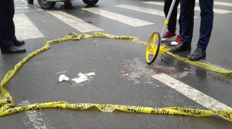 Accident grav pe trecerea de pietoni. O tânără de 18 ani a ajuns la spital