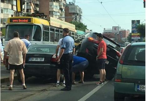Tamponare cu 4 mașini: Un Hyundai a urcat peste un Audi