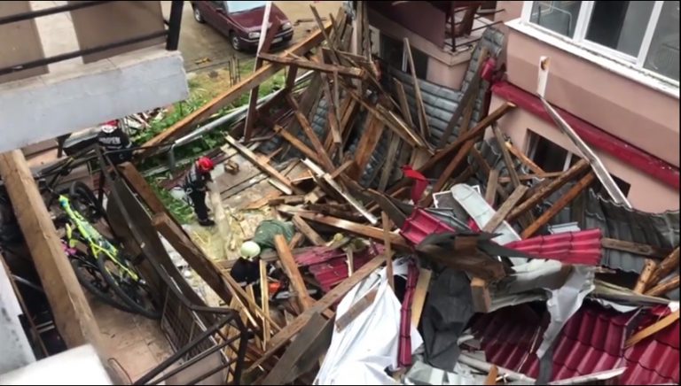 Acoperişul unui bloc, smuls de o furtună puternică şi aruncat peste trecători VIDEO