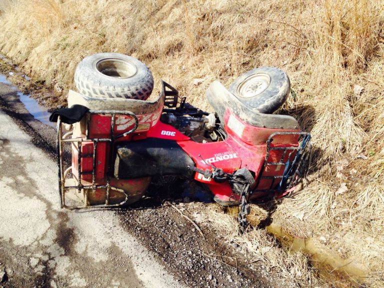Fără permis şi călare pe un ATV neînmatriculat, o tânără din vestul țării a pierdut controlul direcţiei şi s-a izbit de un stâlp