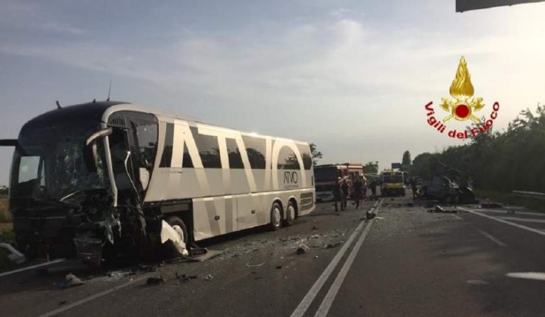 Accident cumplit pe o autostradă din Italia