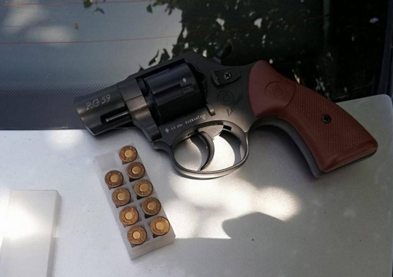 Un bătrân de 70 de ani a mers cu pistolul…la piață