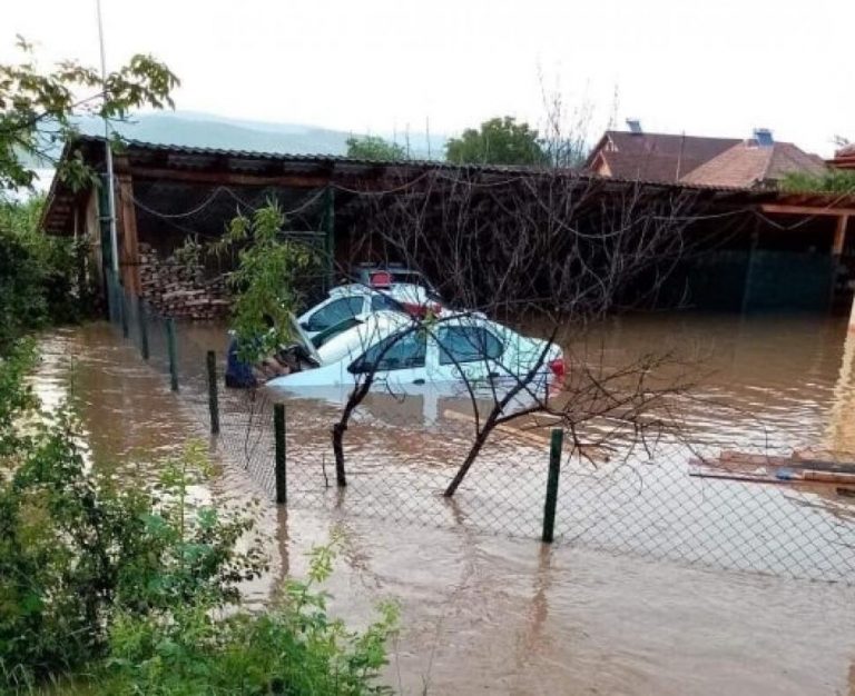 Se întâmplă în România. Mașini de poliție acoperite de apă