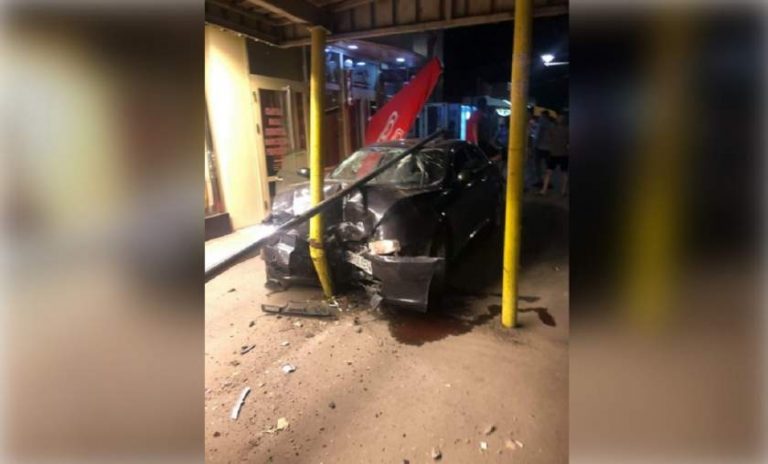 Accident cumplit. A intrat cu viteză pe trotuar, a spulberat un tânăr și apoi a fugit