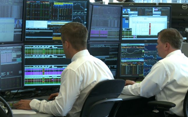 200 de români păcăliți cu sume uriașe de falși brokeri. Cum simulau tranzacțiile