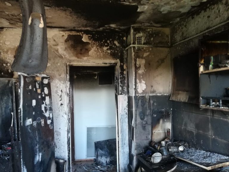 Incendiu în Arad. Bucătăria unei femei a fost cuprinsă de flăcări FOTO
