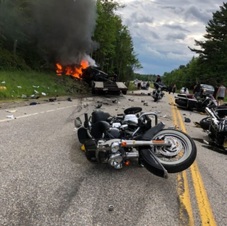 Carnagiu pe autostradă! O camionetă a intrat pe contrasens și a făcut măcel. 7 motocicliști au murit