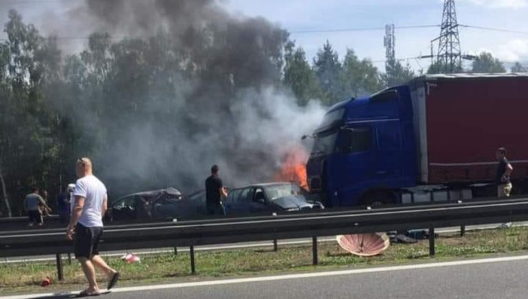 Șase morți, 11 răniți, după ce un camion a intrat în plin într-o coloană de mașini. Unde s-a întâmplat tragedia VIDEO