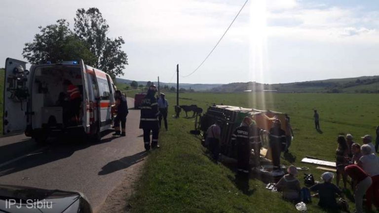 16 persoane, transportate la spital, după ce s-au răsturnat cu… o căruţă
