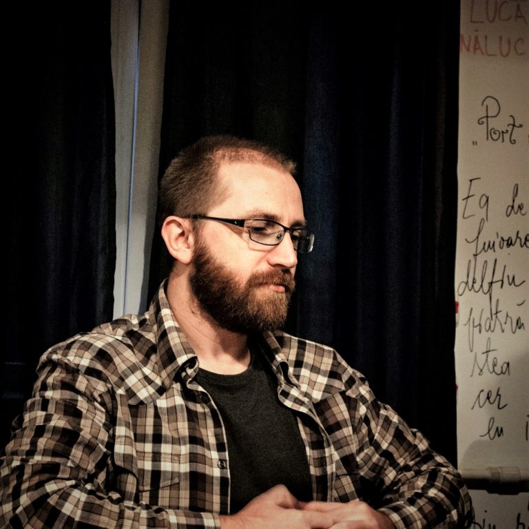 „Tot ce ne oprește să fim ceea ce vrem să fim înseamnă moarte”. Interviu cu scriitorul și muzicianul Ciprian Măceșaru