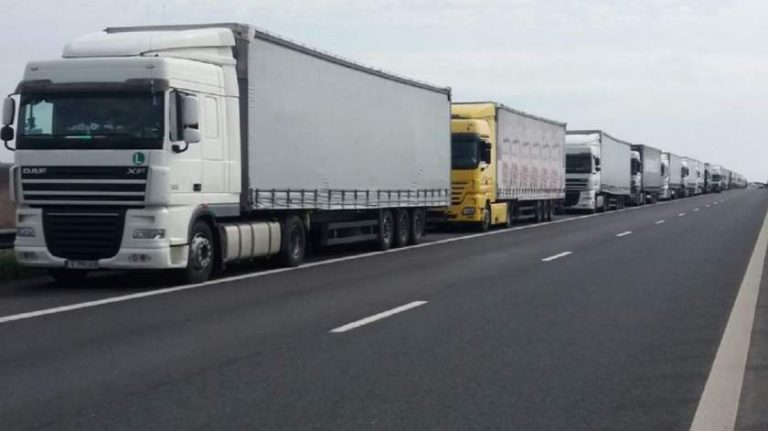 Mii de camioane blocate la granița cu Ungaria