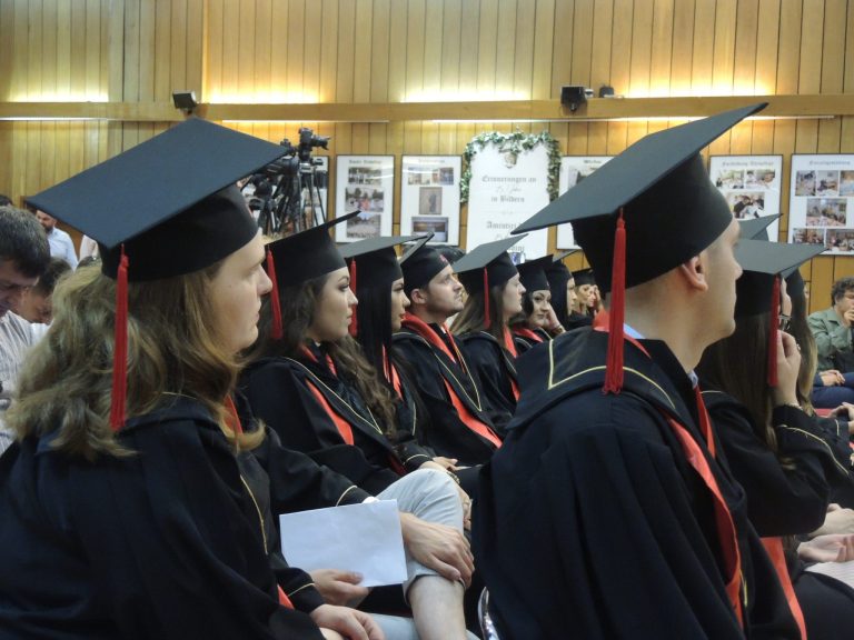 Cei mai tineri absolvenți de la Universitatea Tibiscus au predat o cheie simbolică colegilor ce le urmează FOTO-VIDEO