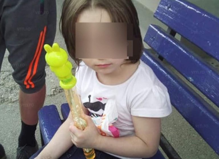 Fetiţă de 3 ani, găsită singură într-o staţie de autobuz