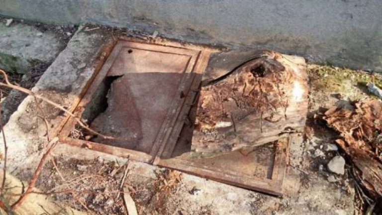 Un bărbat a murit într-o fosă septică: Fiul său a vrut să îl salveze, dar i s-a făcut rău