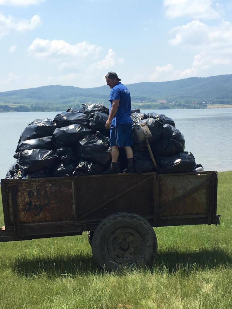 Zeci de saci de gunoaie, adunate de pe cursurile de apă din Banat