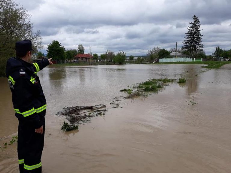 Se menţine pericolul de inundaţii în vestul ţării. Debitele râurilor, în creştere