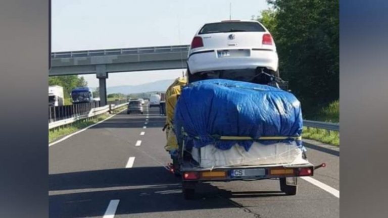 Să vezi și să nu crezi! Un cărășean și-a urcat mașina pe o remorcă plină cu bagaje, pe autostradă în Ungaria