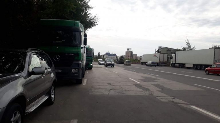 A rămas blocat sub camion. Ce-au pățit un șofer de tir și fiica lui de cinci ani