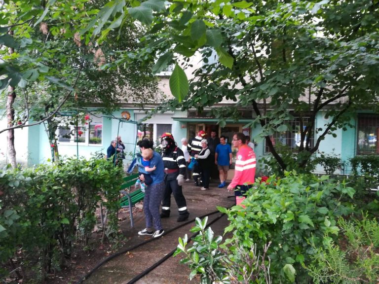 Incendiu într-un bloc din Arad. Zeci de persoane s-au autoevacuat FOTO