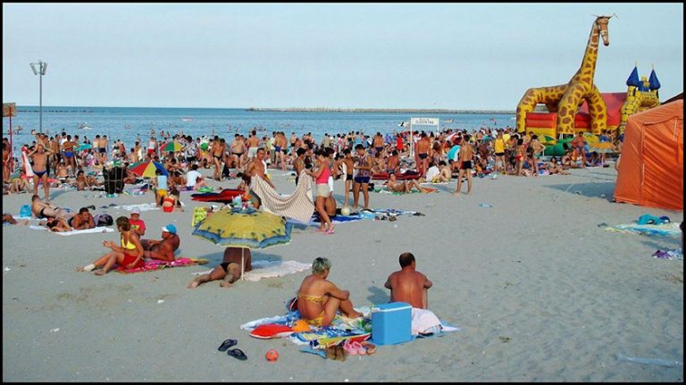 Imagini dramatice la Mamaia. Bărbat adus la mal în ultima clipă, după ce i s-a făcut rău în apă