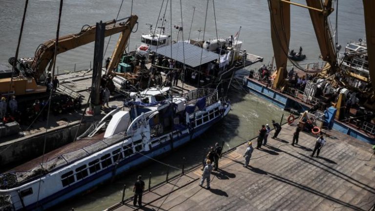 Nava scufundată în Dunăre, la Budapesta, este scoasă din apă. Corpurile altor patru victime, recuperate VIDEO