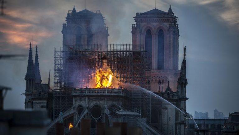 O țigară ar putea fi la originea incendiului devastator de la Notre Dame