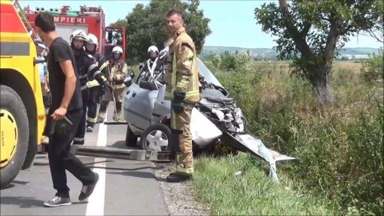 O Dacia a lovit un TIR, lângă aeroportul Oradea. Impactul a fost fatal