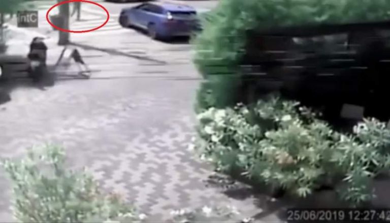 Momentul în care șoferul unui Jaguar omoară un tânăr pe o trecere de pieton VIDEO