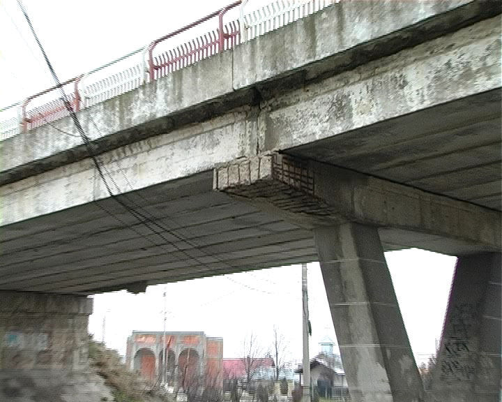 Incident șocant în Buzău. O bucată de câteva tone dintr-un pod s-a prăbușit pe sosea