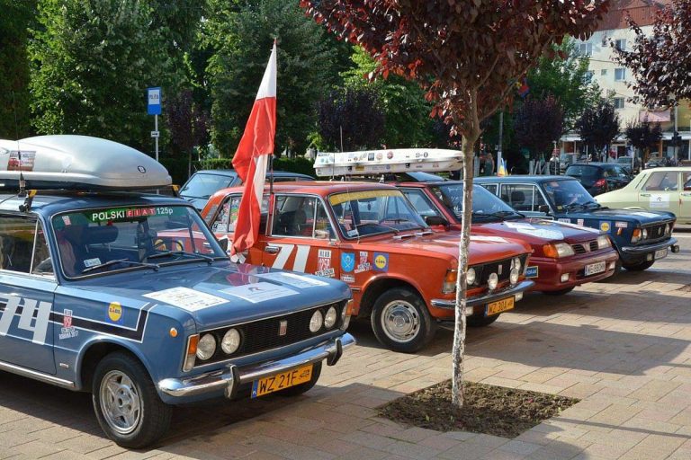 Maşini poloneze şi româneşti de colecţie, în fața Palatului Administrativ din Timișoara