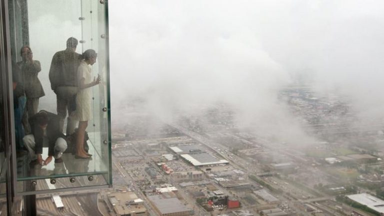 Podeaua de sticlă a unui zgârie-nori a crăpat, la etajul 103, sub picioarele unor turiști VIDEO