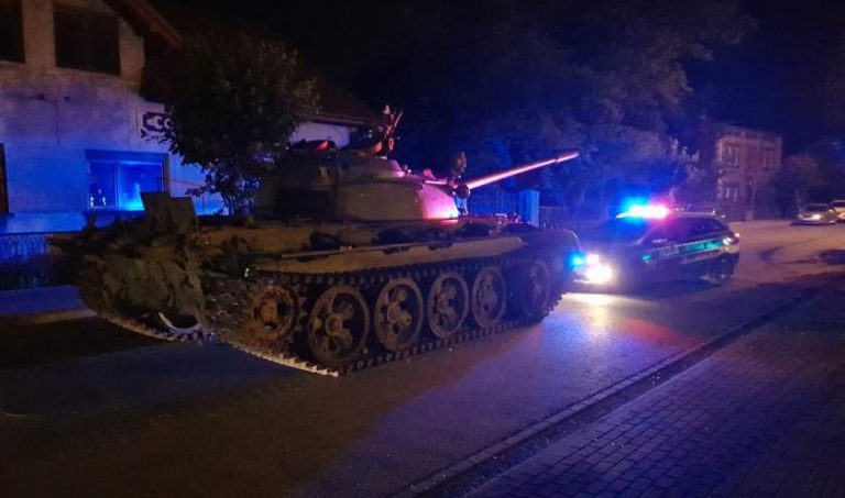 Prins în timp ce se plimba prin oraș cu un tanc sovietic VIDEO