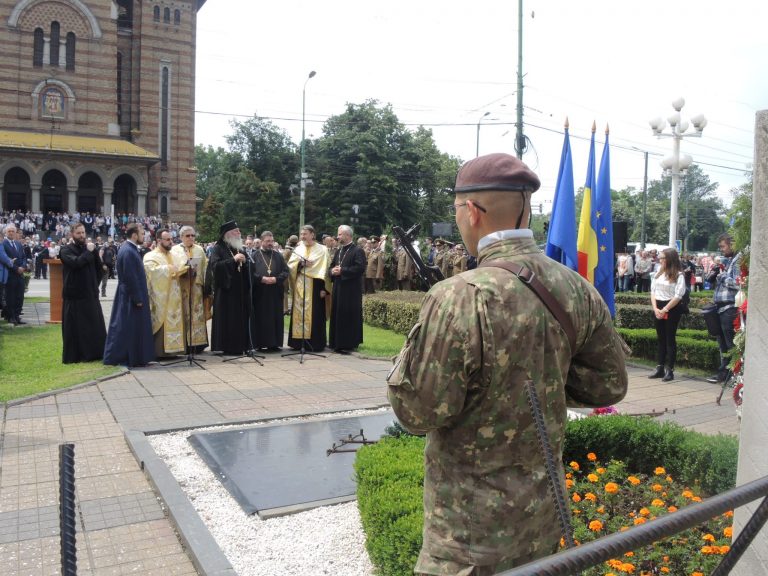 Flori pentru Eroii căzuți știuți sau rămași necunoscuți FOTO-VIDEO