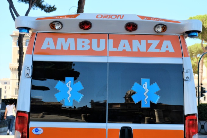 Mai mulți români, implicați într-un grav accident în Italia. Un bărbat de 47 de ani a murit