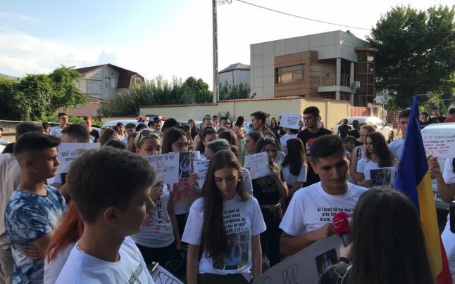 Colegii Alexandrei protestează în fața Poliției din localitate: „Alo, 112, sunt Alexandra și vreau să trăiesc”